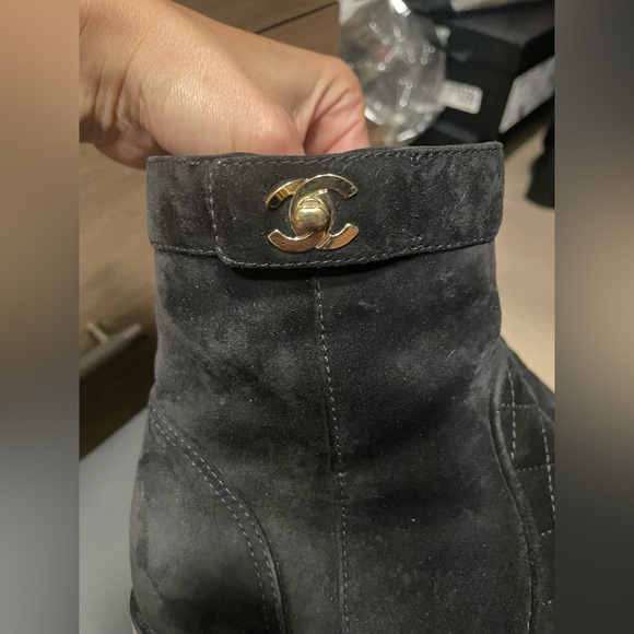 CHANEL 20K Suede Cap Toe Quilted CC Turnlock Flat Ankle Booties Boots Size 40 - Picture 2 of 8